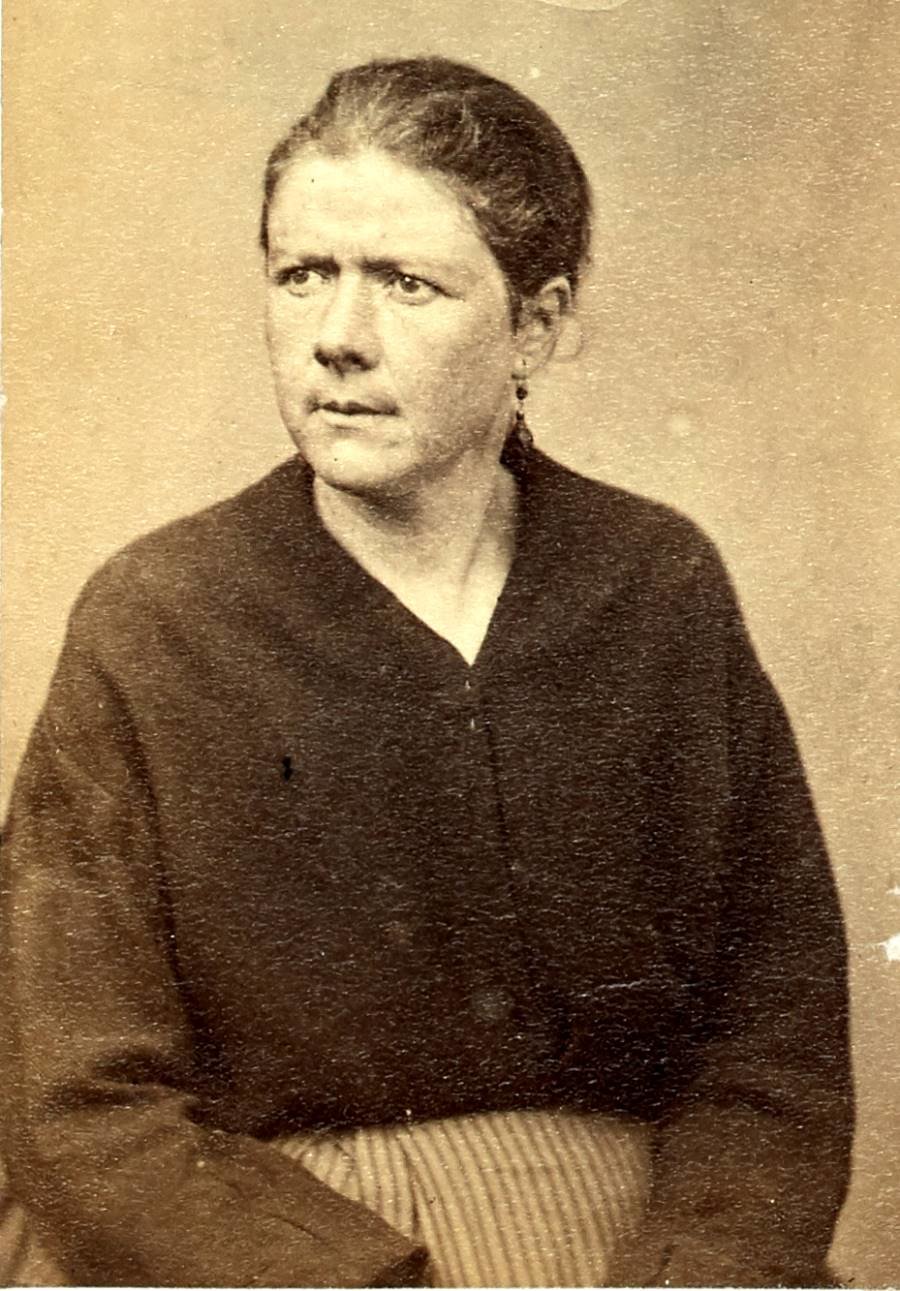 Portrait de Rétiffe Elisabeth (1833-?), cantinière et balnchisseuse au 135ème bataillon, pris à la prison de Satory à Versailles. Membre de la Commune de Paris en 1871.
